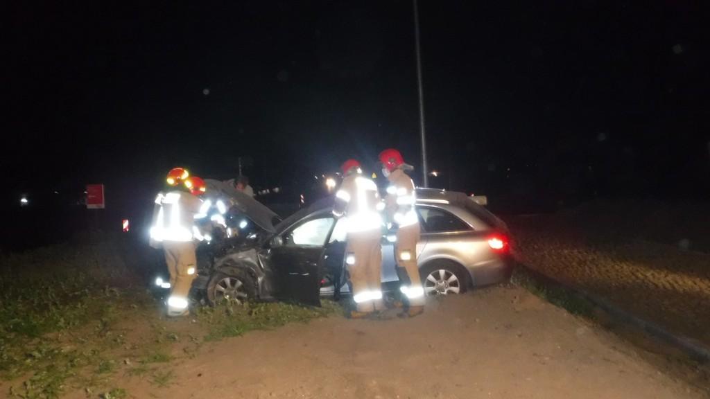 Kierowca audi przeleciał przez rondo w Łęczycy, potem oddalił się z miejsca zdarzenia