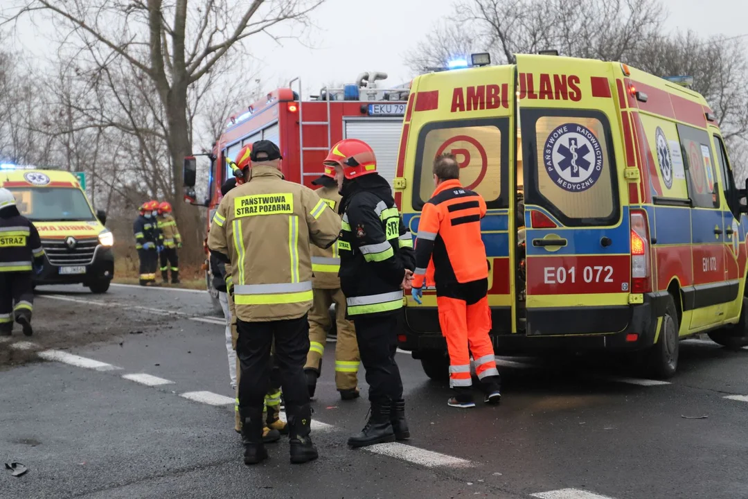 W wyniku wypadku na drodze Kutno-Piątek-Zgierz-Łódź poszkodowanych zostało kilka osób, w tym dzieci. Lądował śmigłowiec pogotowia