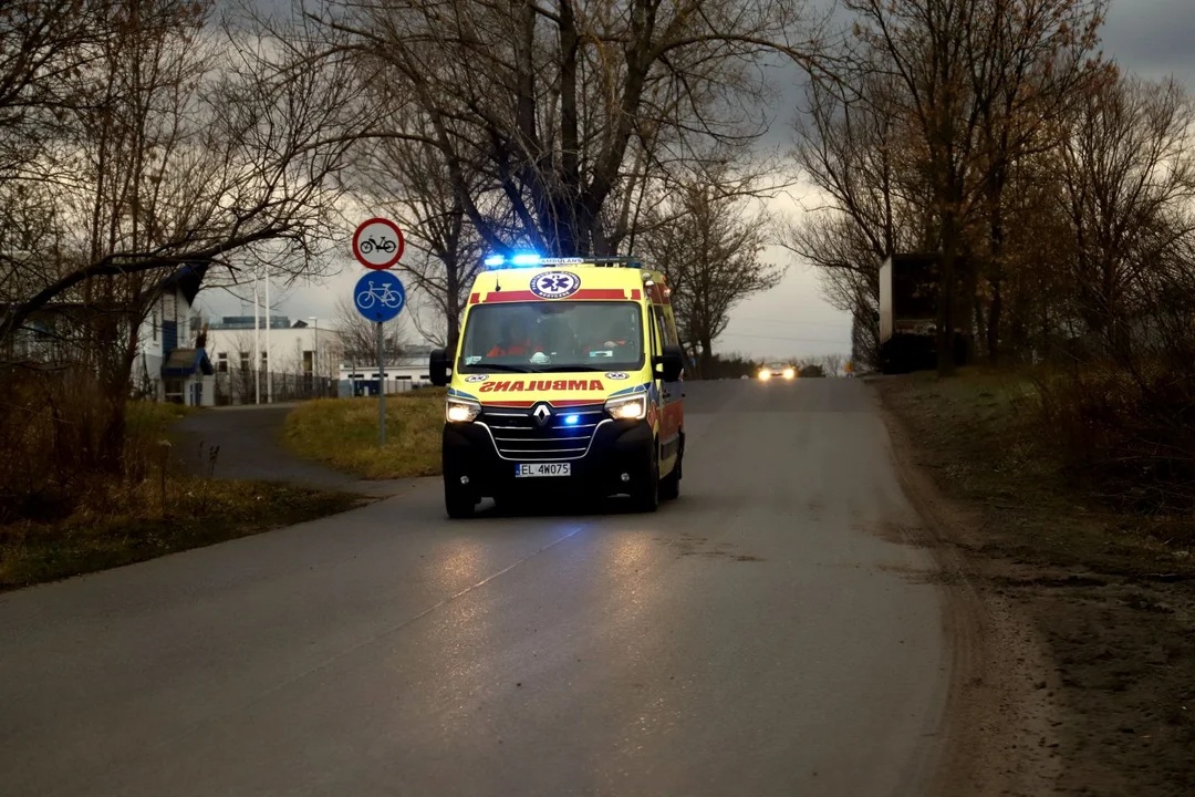 W jednej z kutnowskich firm doszło do wypadku, na miejsce wezwano straż i pogotowie