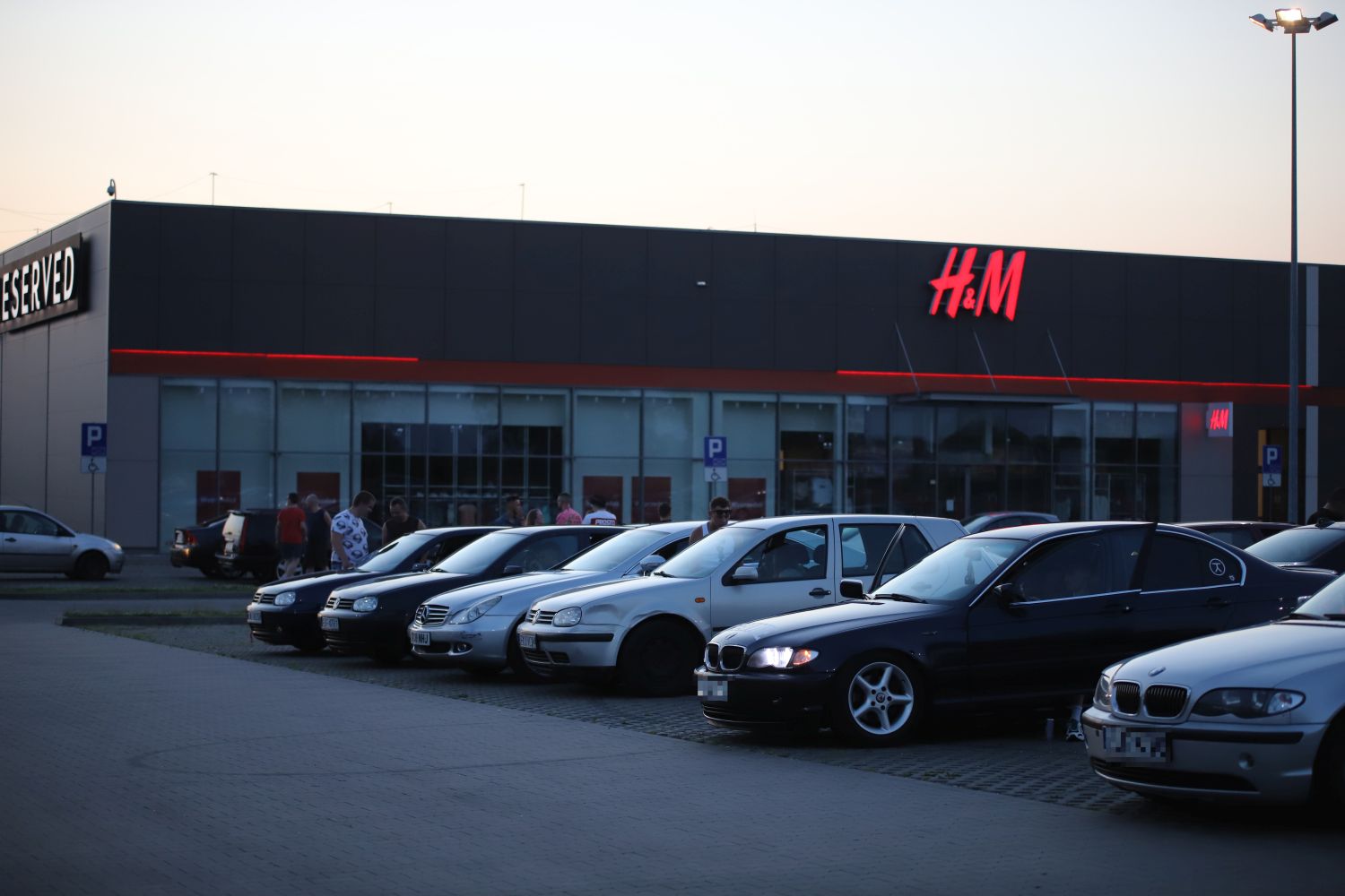 Ryk silników, pisk opon i setki osób pod galerią. Trwa Illegal Night Kutno