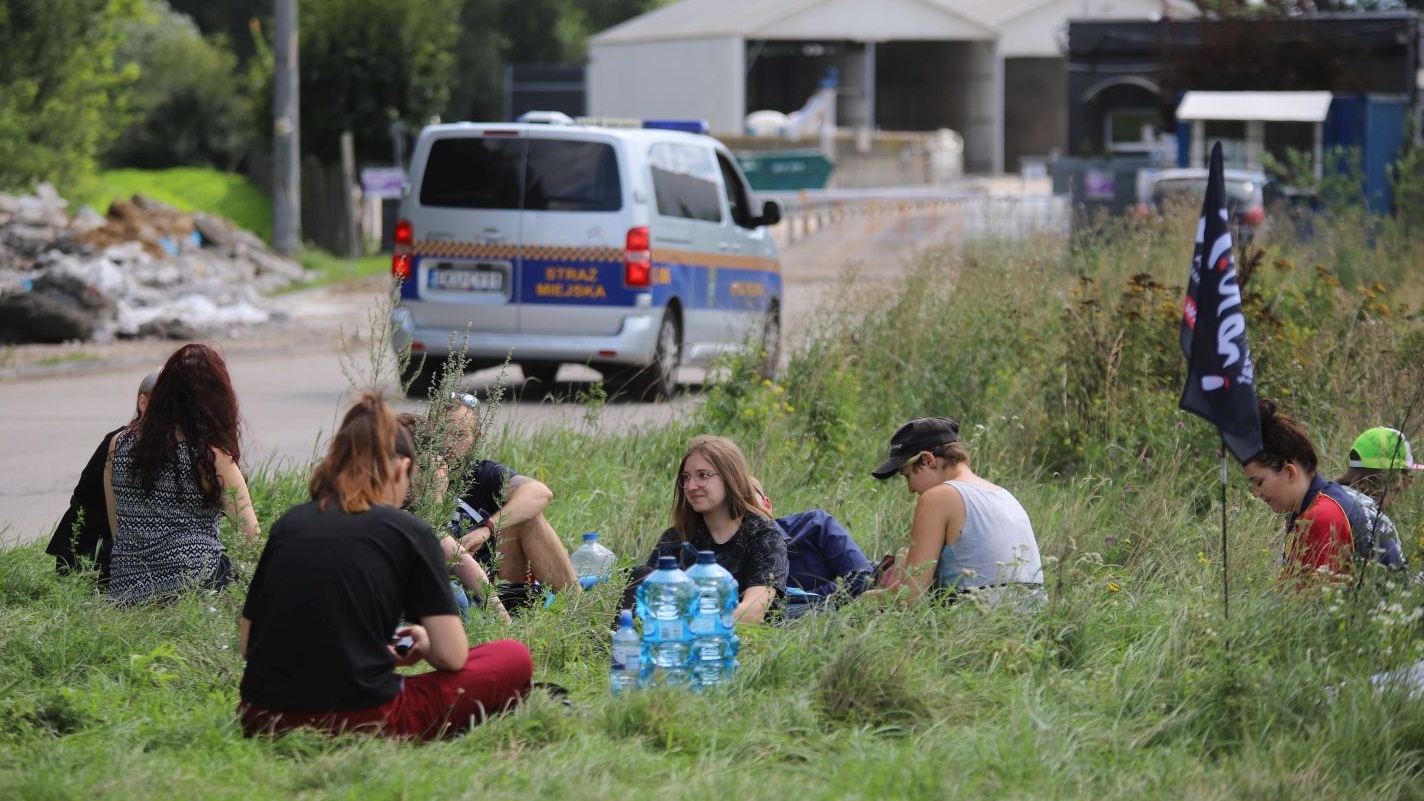 Rozmawiamy z uczestnikiem protestu pod kutnowską ubojnią. "Chcemy dać czułość zwierzętom, nie zamykać zakład" - Zdjęcie główne