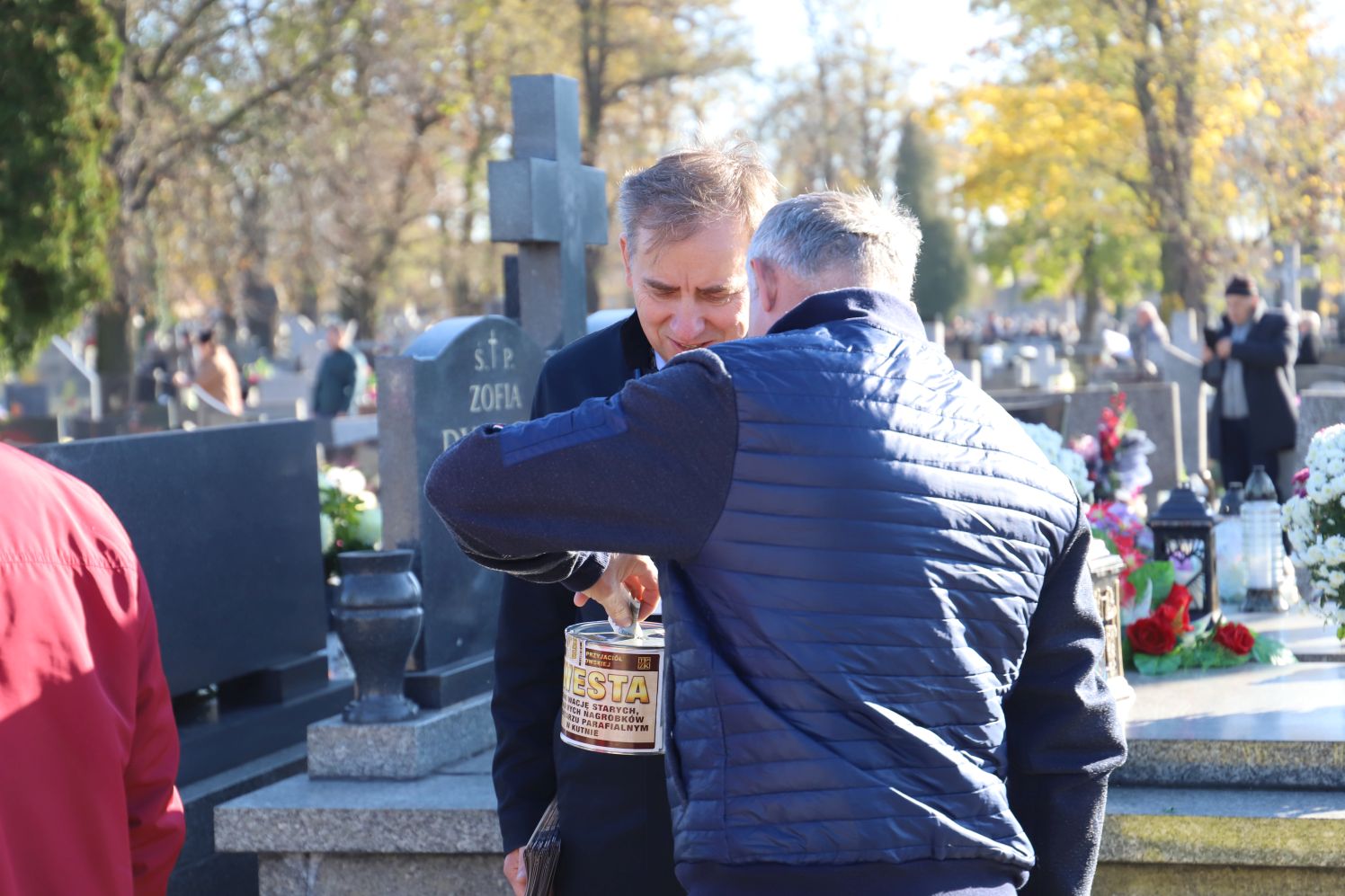 Na cmentarzu tradycyjnie odbywa się kwesta organizowana przez Towarzystwo Przyjaciół Ziemi Kutnowskiej. Biorą w niej udział m.in. lokalni politycy