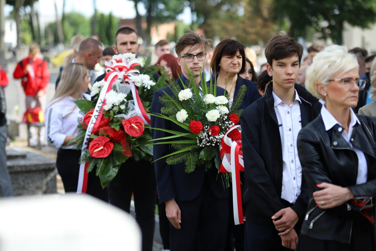 Przy pomniku poległych harcerzy i żołnierzy Wojska Polskiego zebrały się władze Powiatu Kutnowskiego, poczty sztandarowe i delegacje powiatowych służb, instytucji i szkół i placówek