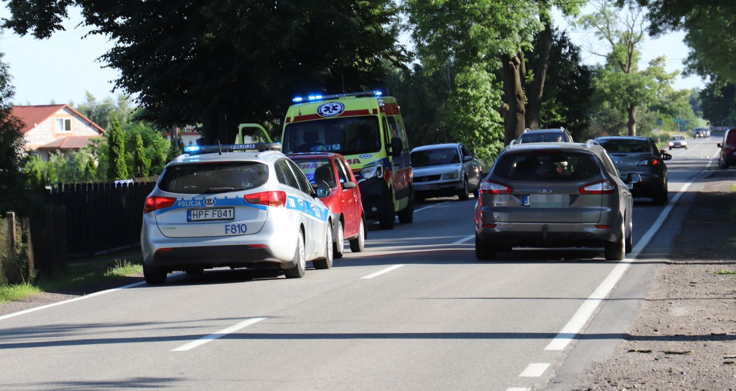 Policja i pogotowie pod Kutnem. Są utrudnienia w ruchu [ZDJĘCIA] - Zdjęcie główne