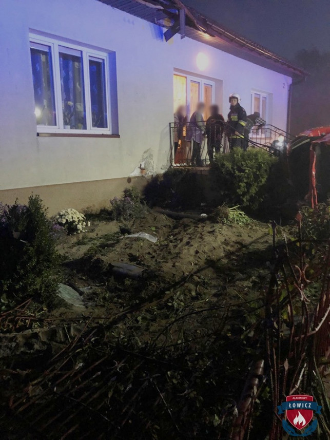 [ZDJĘCIA] Samochodem wyleciał w powietrze i uszkodził dach domu! Dwie osoby w szpitalu - Zdjęcie główne