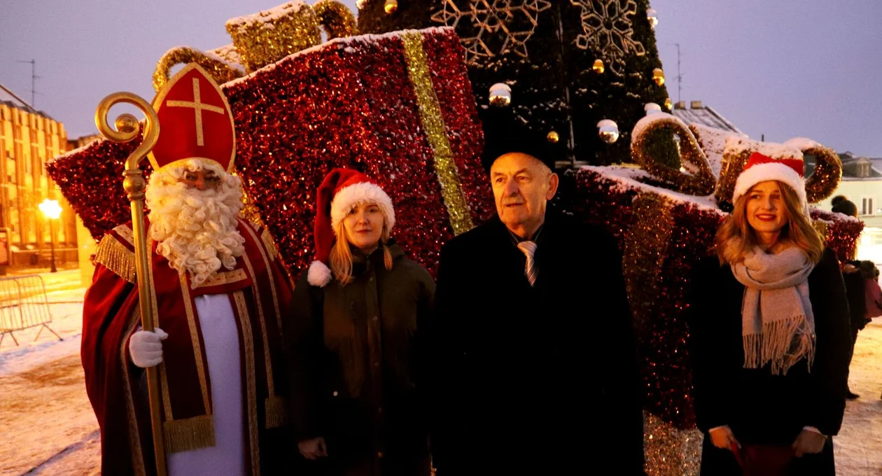 W Kutnie czuć klimat świąt. Dziś oficjalnie uruchomiono iluminację, w tym choinkę na Placu Wolności