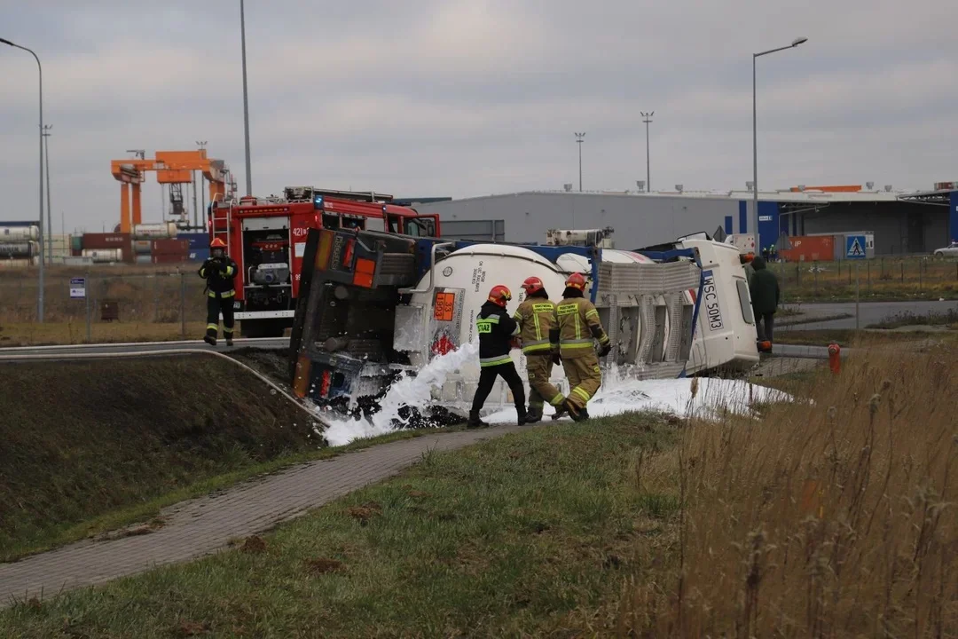 Straż pożarna komentuje wypadek z udziałem cysterny przewożącej niebezpieczną substancję