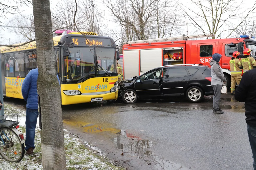 Autobus zderzył się z osobówką przy ul. Chrobrego w Kutnie