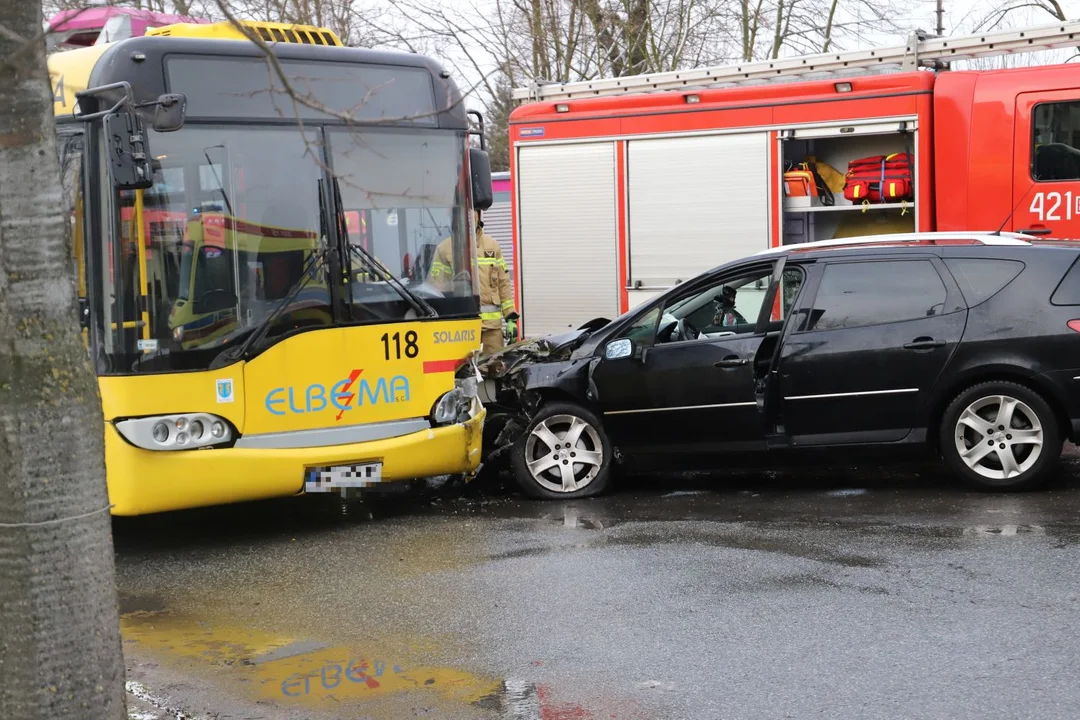 Autobus zderzył się z osobówką przy ul. Chrobrego w Kutnie