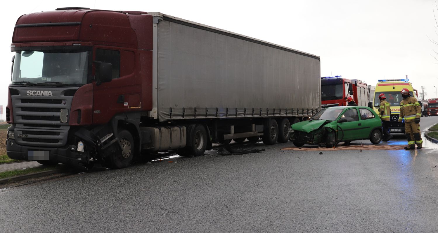 W Kutnie samochód ciężarowy zderzył się z osobówką