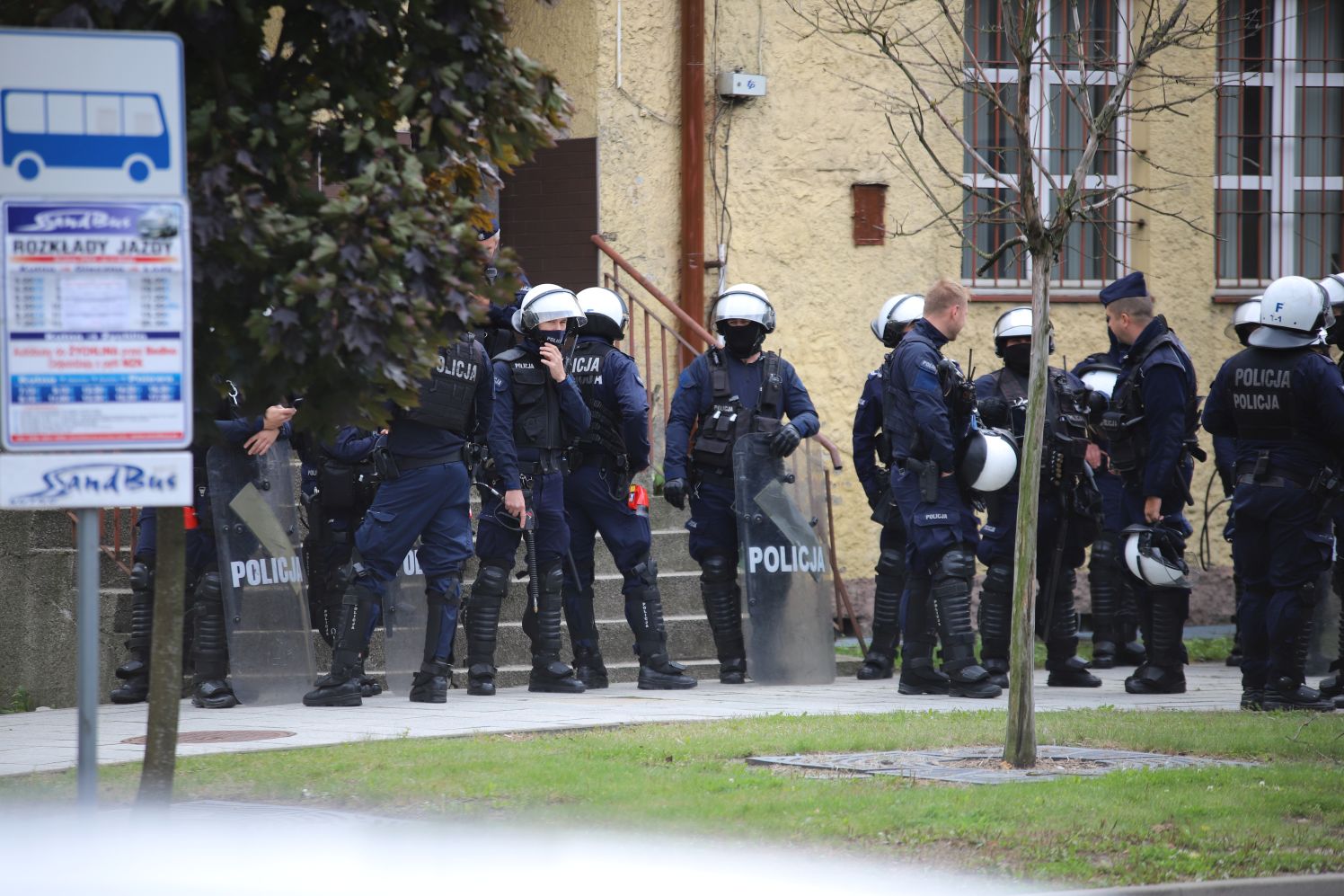 Przy dworcu w Kutnie zaroiło się od policjantów, którzy zabezpieczali przejazd kibiców poznańskiego Lecha