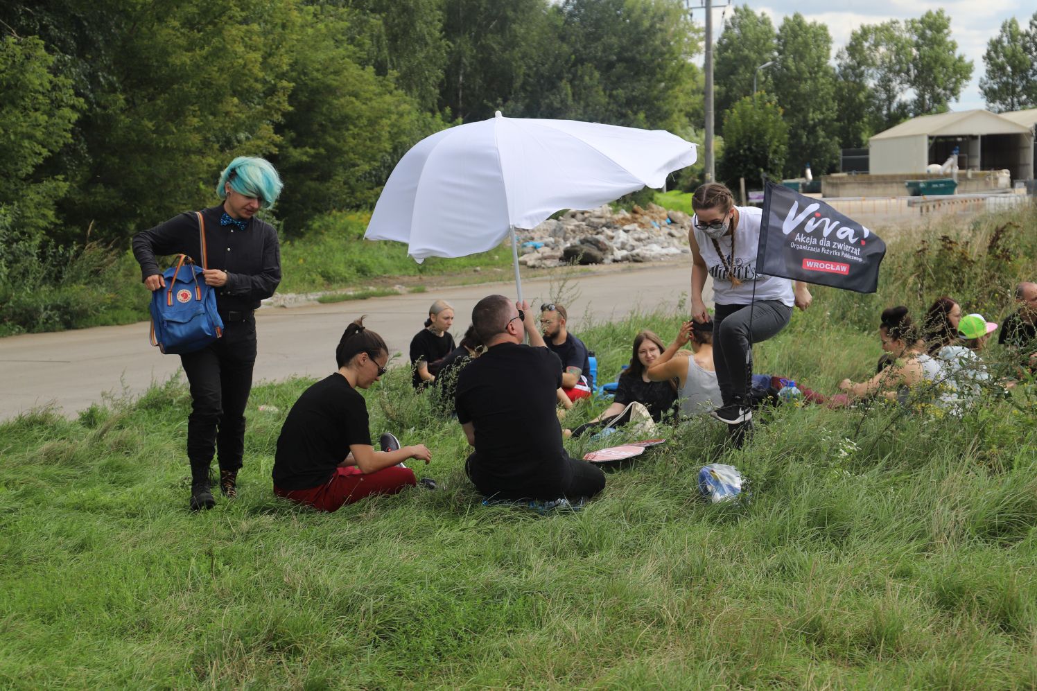 Weganie zorganizowali akcję pod kutnowską ubojnią trzody chlewnej. Rozmawiamy z jednym z nich