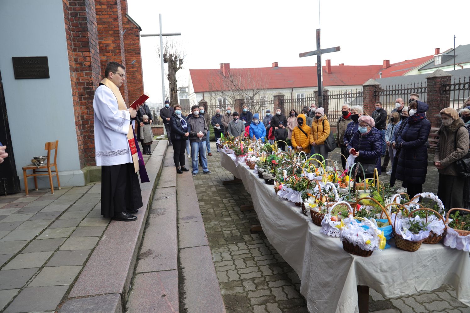 [ZDJĘCIA] Wielka Sobota: W Kutnie święcą pokarmy - Zdjęcie główne