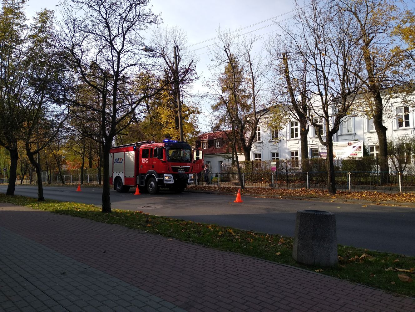 Strażacy i ratownicy medyczni prowadzili działania w jednej z kutnowskich szkół