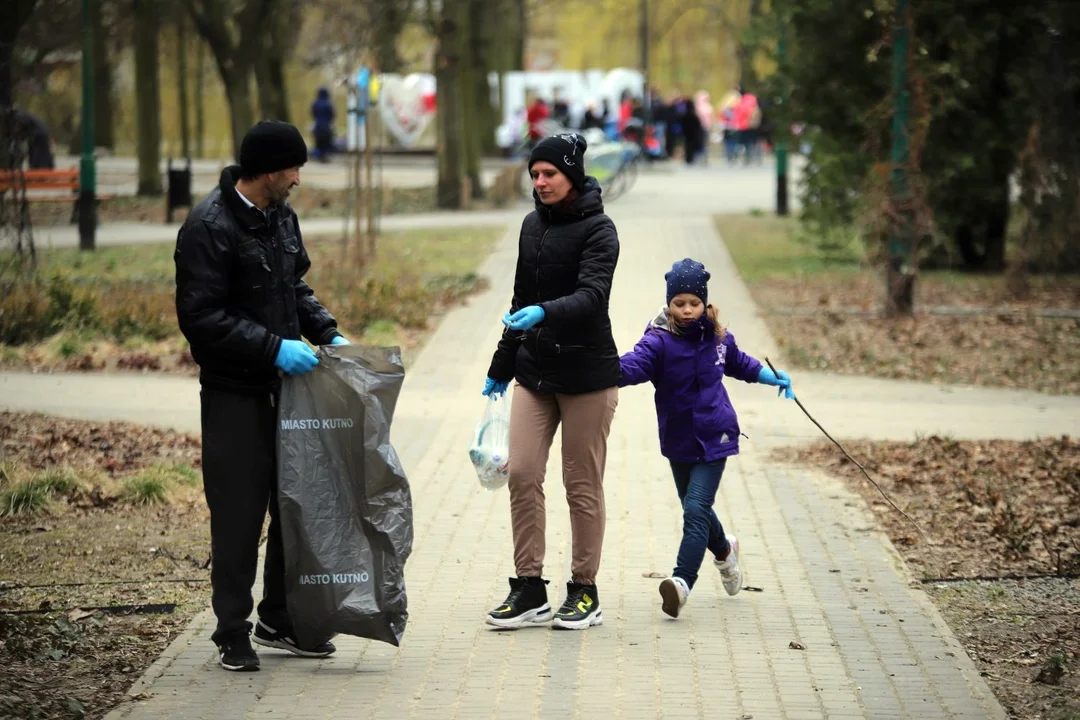 Uchodźcy z Ukrainy wspólnie wysprzątali Park Traugutta w Kutnie