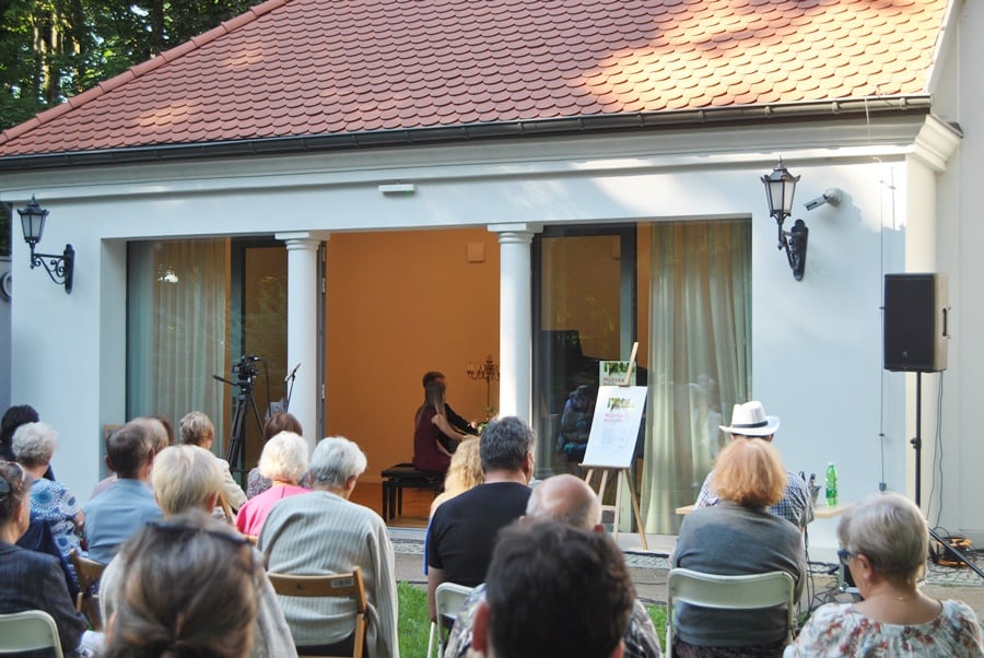 W parku Wiosny Ludów wystąpił duet pianistyczny AM Piano Duo 