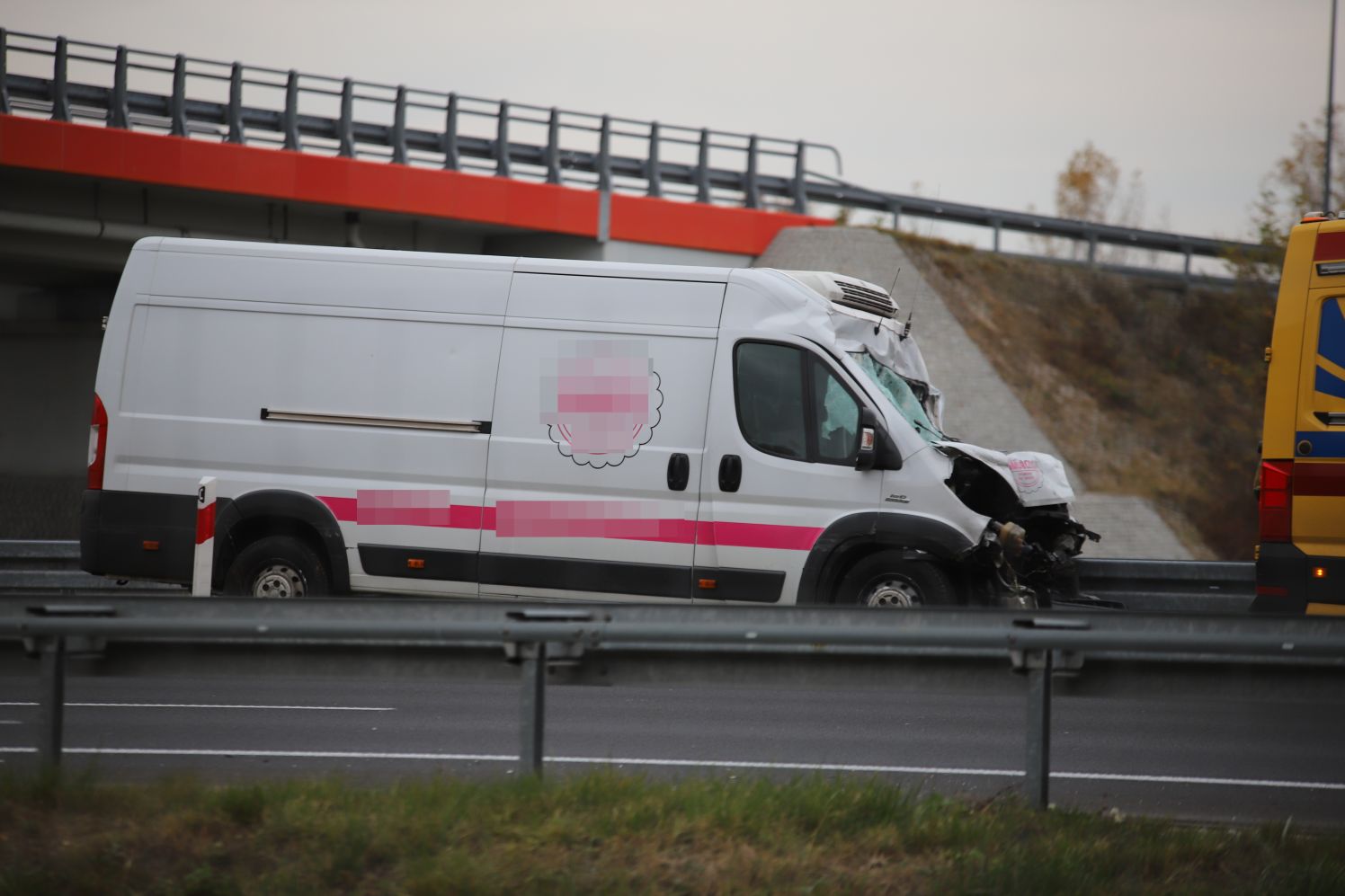 Na autostradzie A1 pod Kutnem samochód dostawczy zderzył się z ciężarówką