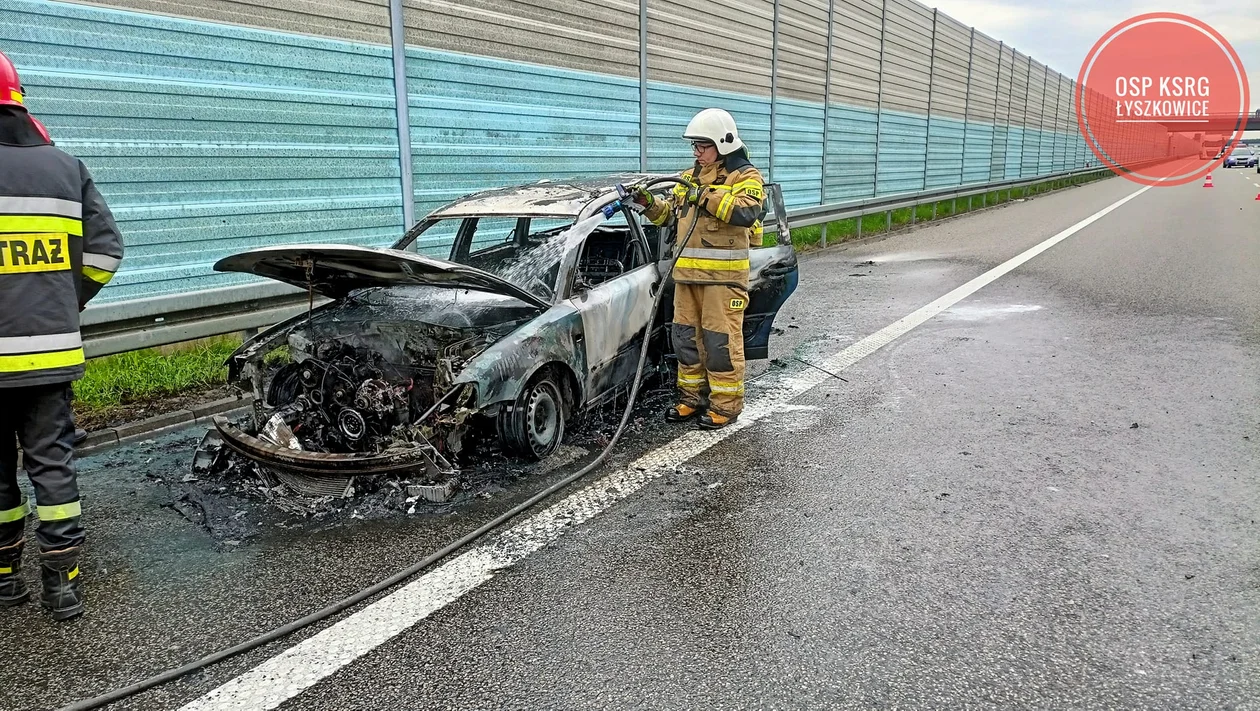 Pożar samochodu na autostradzie. Auto spłonęło doszczętnie [FOTO]  - Zdjęcie główne