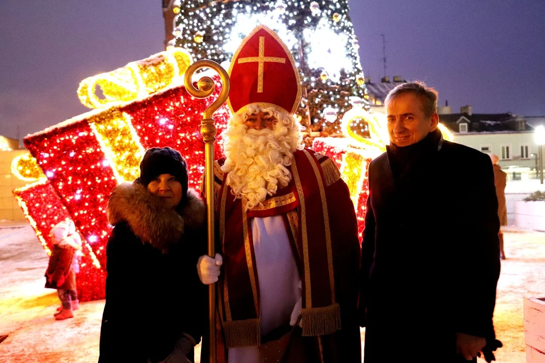 W Kutnie czuć klimat świąt. Dziś oficjalnie uruchomiono iluminację, w tym choinkę na Placu Wolności