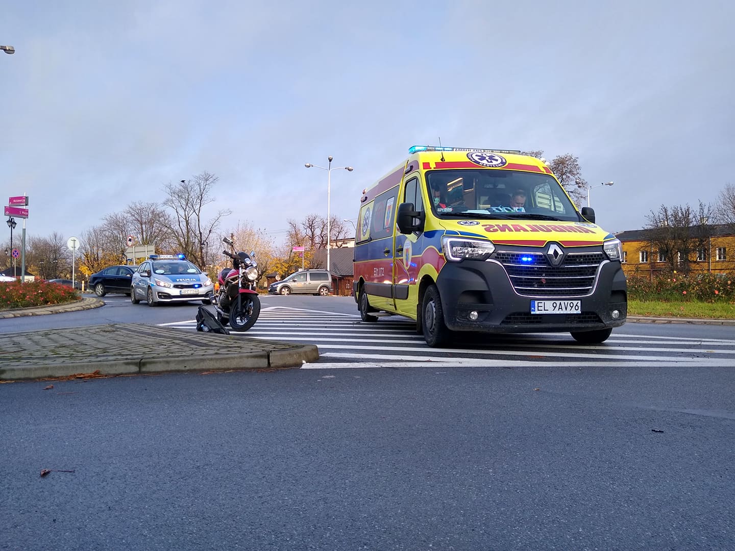 Kraksa na rondzie w Kutnie z udziałem motocykla