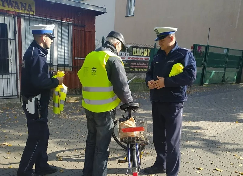 Kutnowscy policjanci rozdają odblaski i apelują: "Bądź widoczny na drodze" [ZDJĘCIA] - Zdjęcie główne