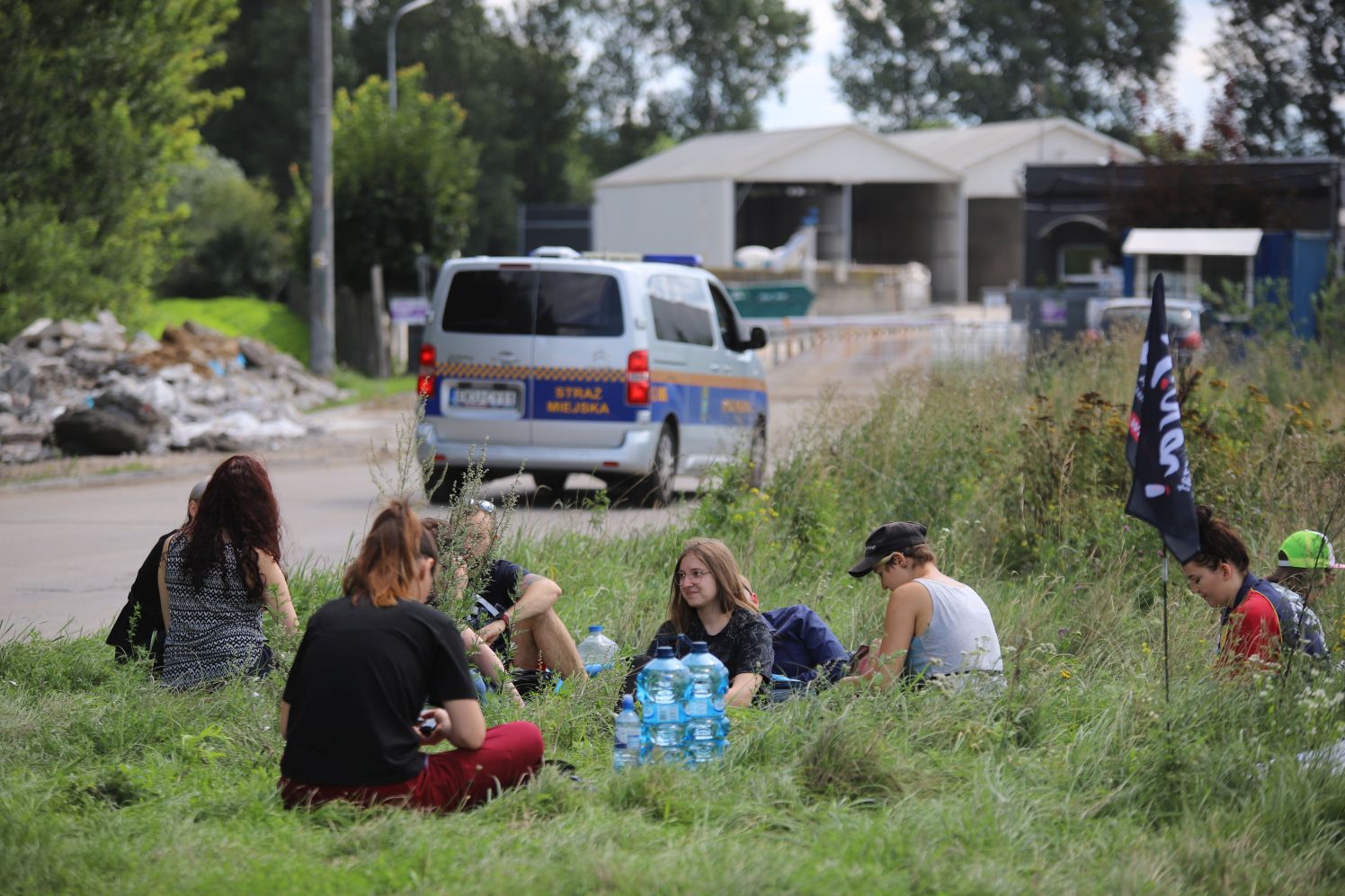 Weganie zorganizowali akcję pod kutnowską ubojnią trzody chlewnej. Rozmawiamy z jednym z nich