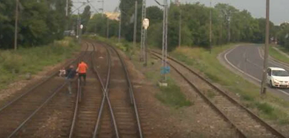 O krok od tragedii. Pociąg pędził wprost na leżącą na torach osobę. Maszynista nagrodzony za szybką reakcję [ZDJĘCIA] - Zdjęcie główne