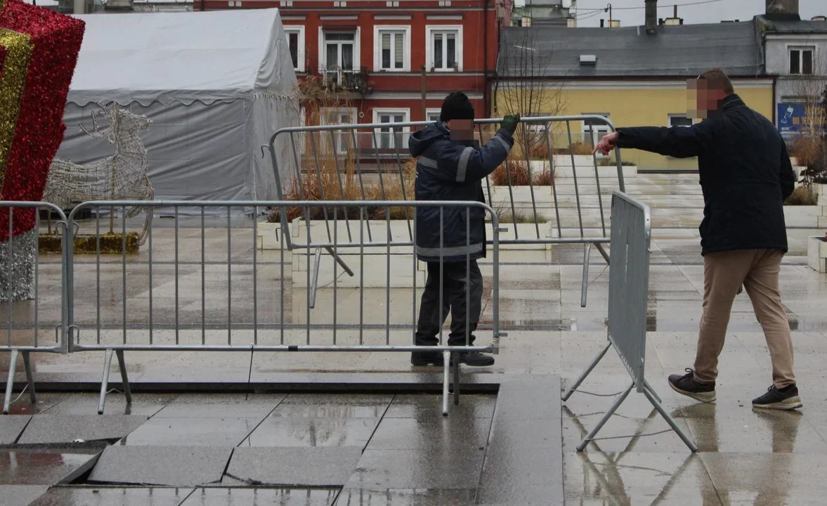 Przy fontannie na Placu Wolności pojawiły się ławki. Ma to zapobiec kolejnym uszkodzeniom