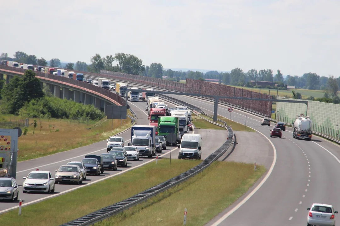 Zderzenie dwóch osobówek na autostradzie pod Kutnem. Do kiedy potrwają utrudnienia? - Zdjęcie główne