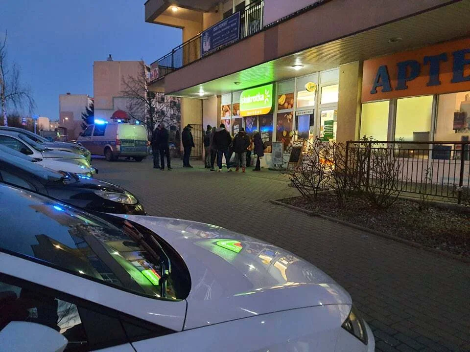 Interwencja policji w centrum Kutna. Zasłabł mężczyzna, od kilkudziesięciu minut czeka na pomoc