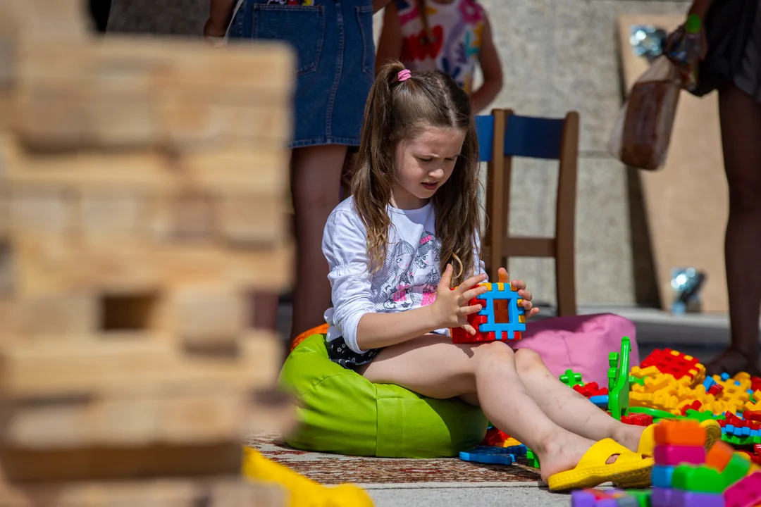 Fabryka Zabaw Tęczowo na placu Piłssudskiego w Kutnie