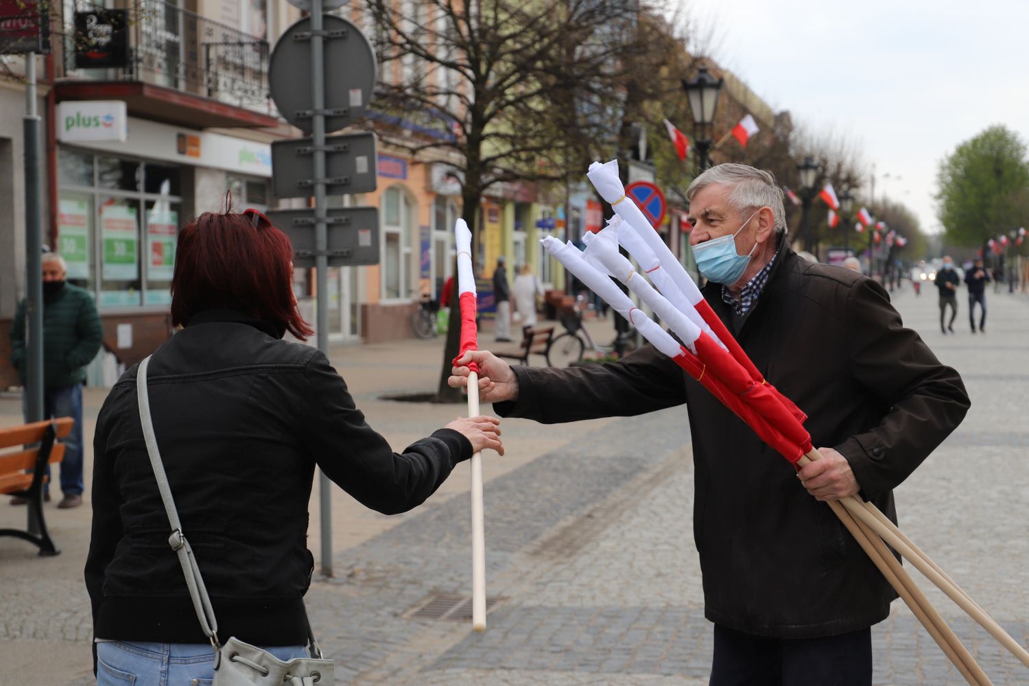 Prezydent miasta rozdawał flagi mieszkańcom Kutna