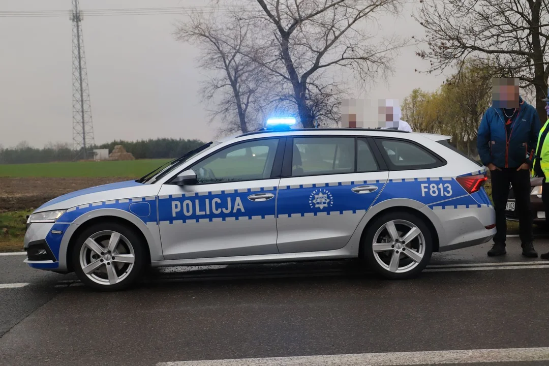 Gnał drogą krajową, wyprzedzał na przejściach dla pieszych. Jego brawurową jazdę przerwała policja - Zdjęcie główne