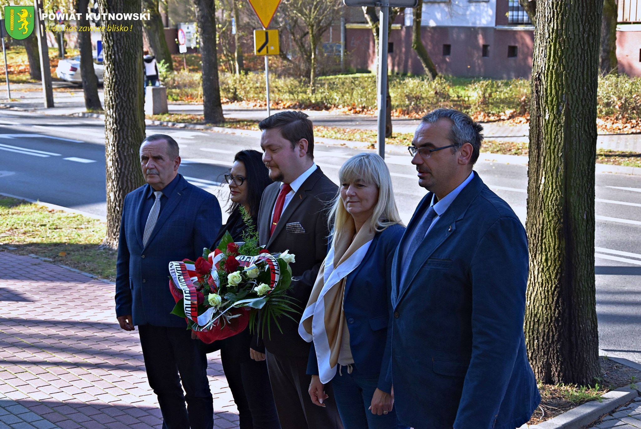 władze powiatu kutnowskiego złożyły kwiaty pod pamiątkową tablicą znajdującą się na budynku Starostwa Powiatowego w Kutnie