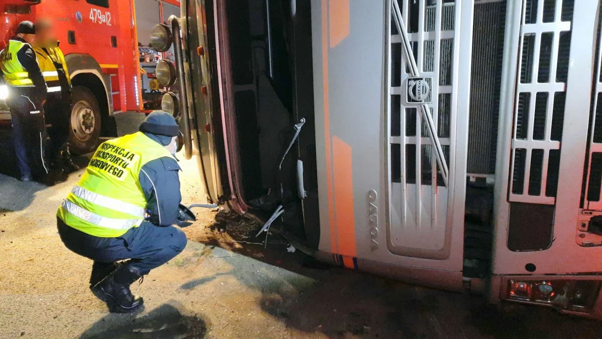 Na autostradzie A2 niedaleko Dąbia i Koła doszło do wypadku w wyniku którego ciężarówka przygniotła kierowcę. Mężczyzna zmarł