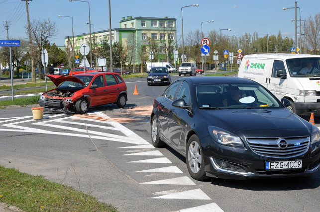 Kolizja na Łakoszyńskiej. Zderzyły się dwie osobówki - Zdjęcie główne