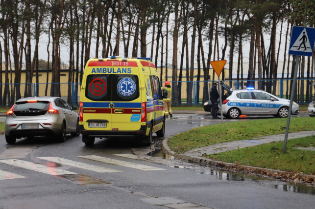 [FOTO] Kraksa w Kutnie. Samochód zatrzymał się na płocie - Zdjęcie główne