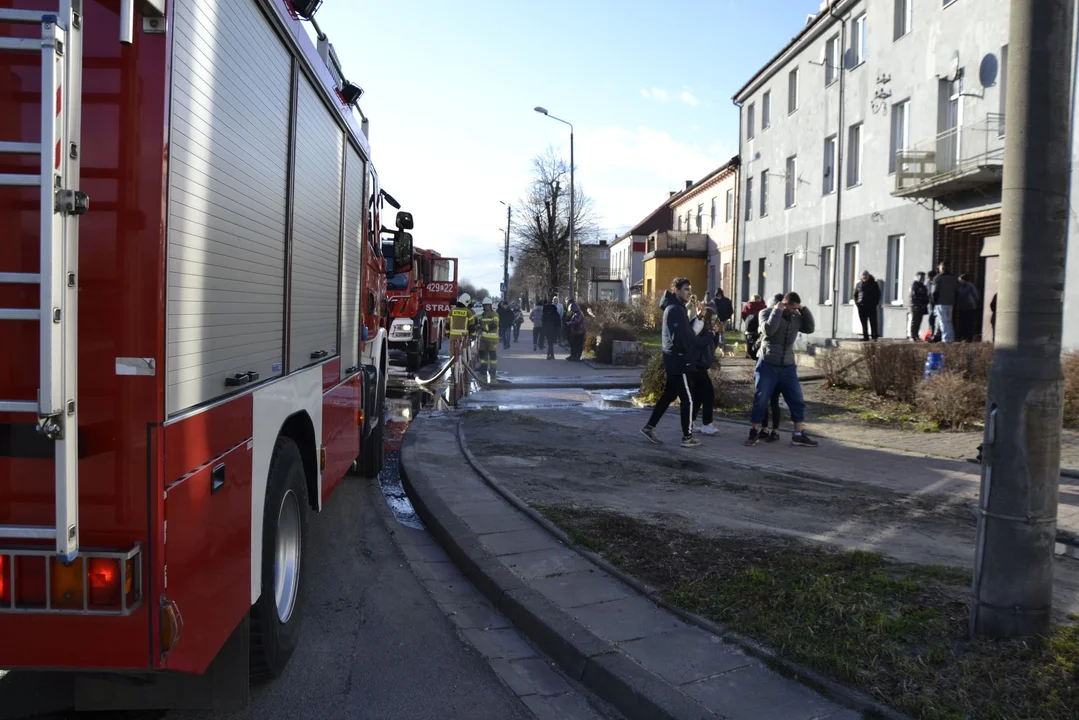 Pożar w kamienicy, 2-letnie dziecko zabrane do szpitala. Straż ewakuowała mieszkańców [ZDJĘCIA] - Zdjęcie główne