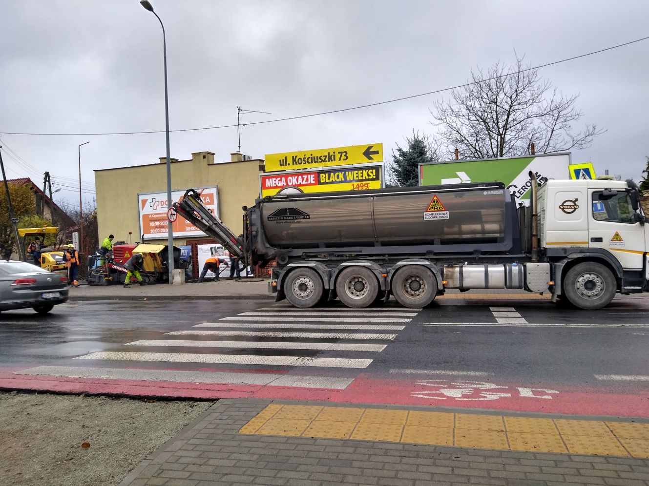 Niewielkie utrudnienia w ruchu tuż obok kutnowskiego wiaduktu. Trwają prace nad ścieżką rowerową