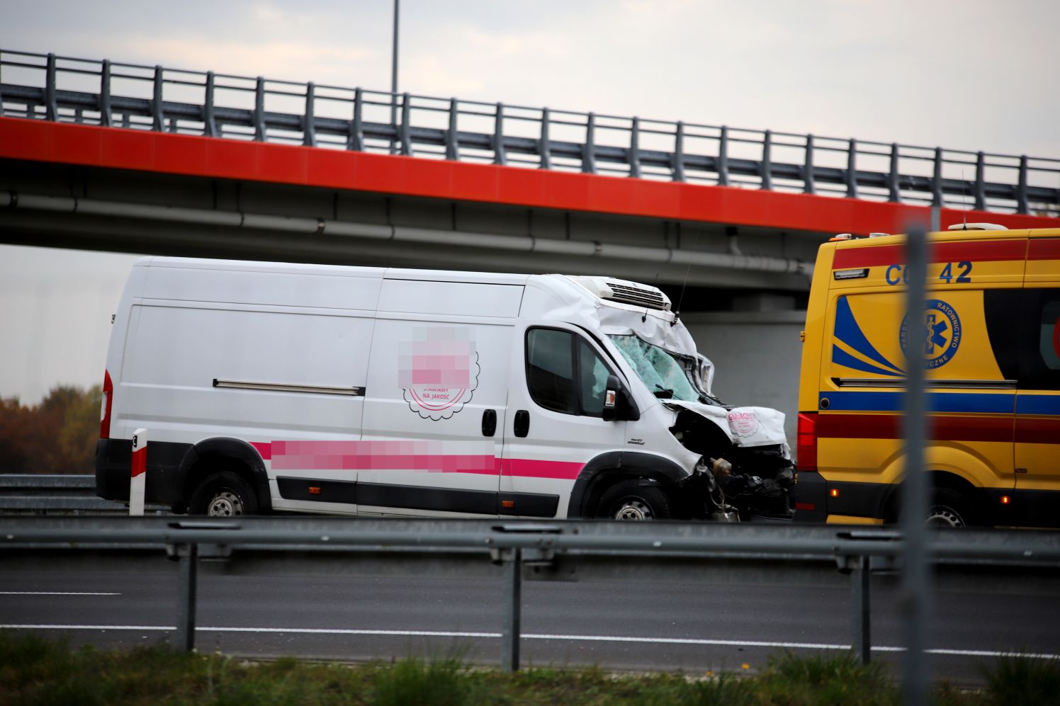 Na autostradzie A1 pod Kutnem samochód dostawczy zderzył się z ciężarówką