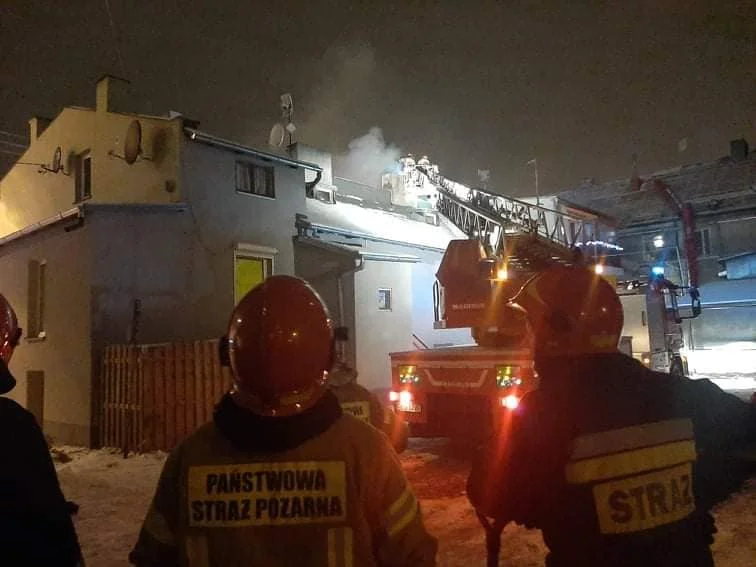 Kolejny pożar pod Kutnem. Działania strażaków trwały aż 4 godziny [FOTO] - Zdjęcie główne