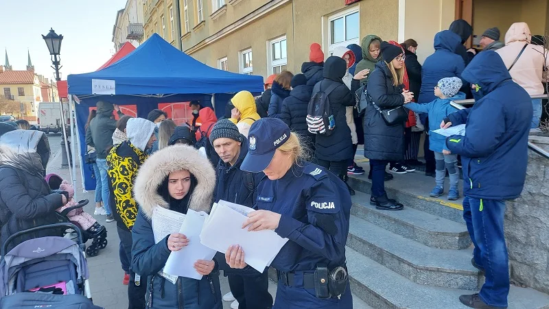 Kutnowscy policjanci czuwają nad bezpieczeństwem uchodźców. Można ich spotkać m.in. pod Urzędem Miasta