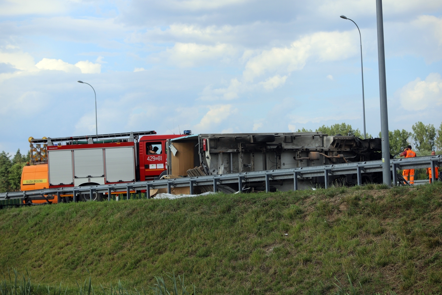 Na autostradzie autokar zderzył się z ciężarówką