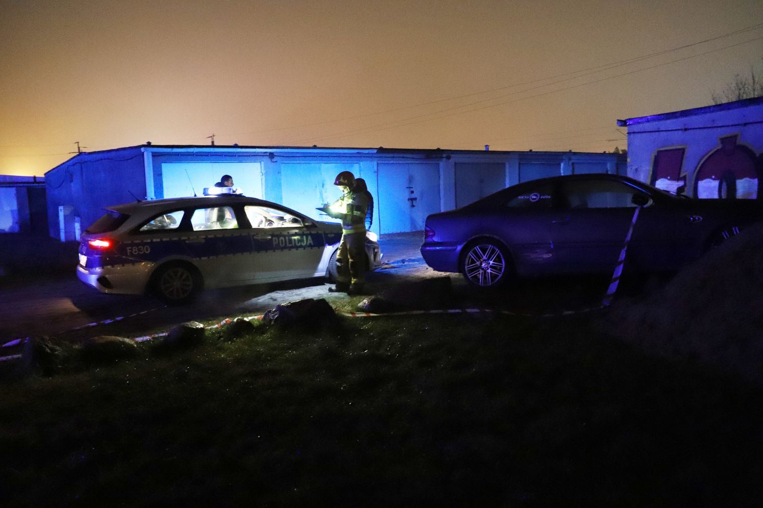 Wiczorem w Kutnie doszło do wypadku. Kierowca mercedesa wypadł z drogi i uderzył w górkę żwiru