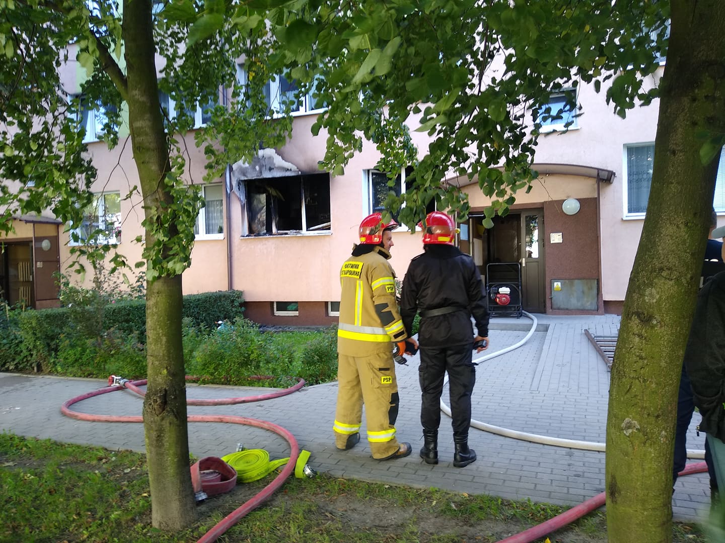 W Kutnie w mieszkaniu przy ulicy Wybickiego wybuchł pożar, strażacy ewakuowali mieszkańców