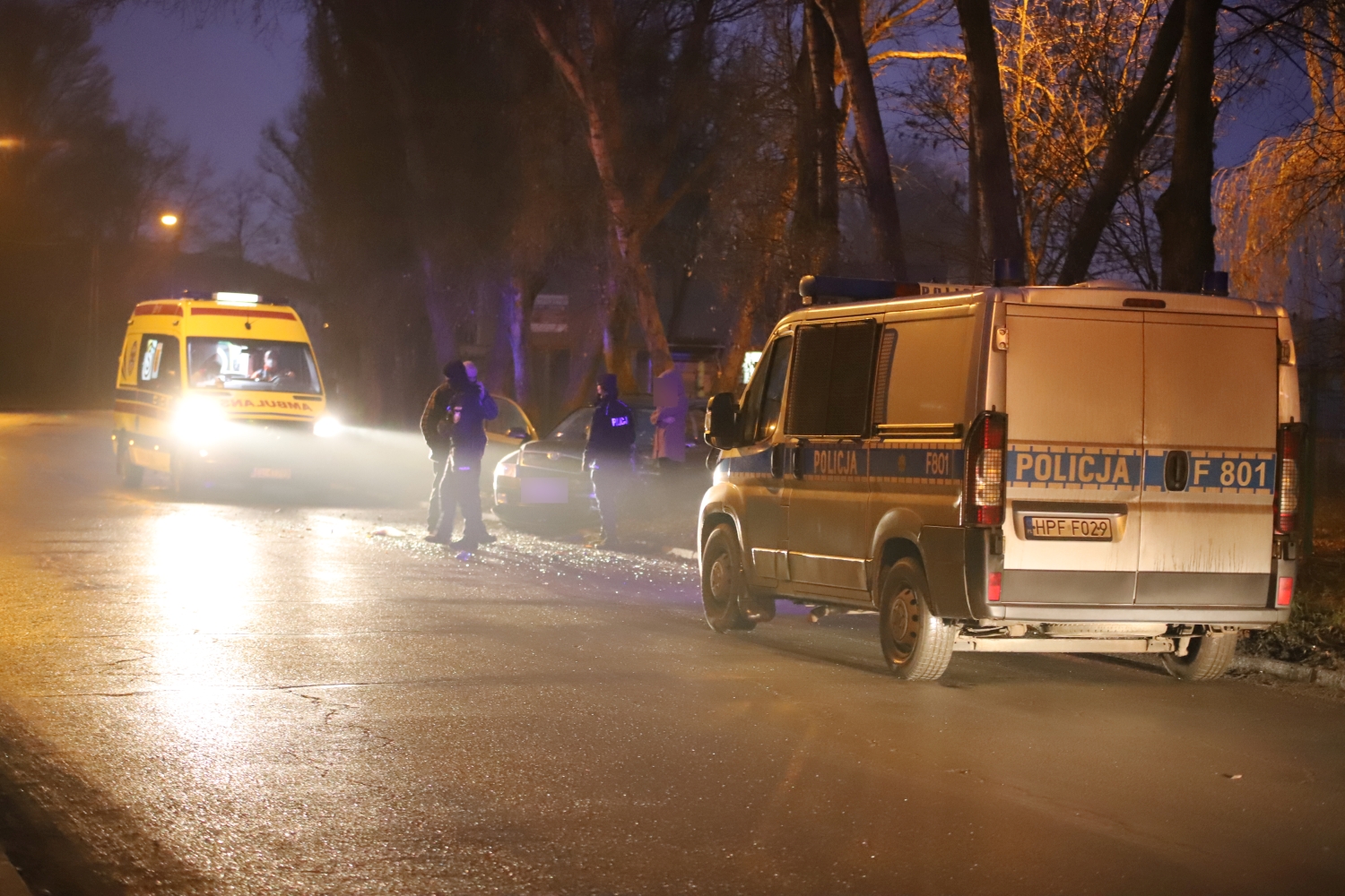 [ZDJĘCIA] Zderzenie osobówki i autokaru. Służby w akcji, są utrudnienia w ruchu - Zdjęcie główne