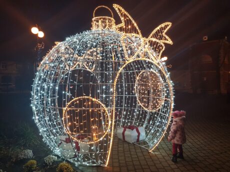 [ZDJĘCIA] W Żychlinie też czuć już magię świąt! Pojawiły się bożonarodzeniowe iluminacje - Zdjęcie główne