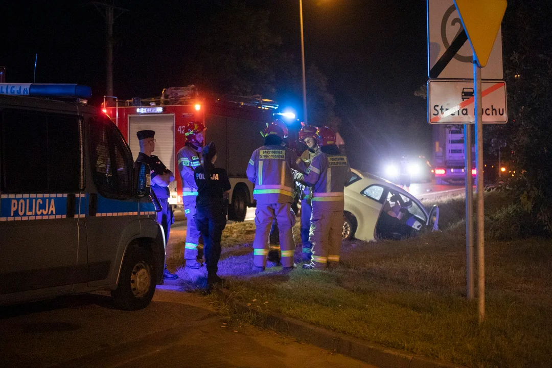 Groźnie przy "Trójkącie". Auto osobowe zderzyło się z ciężarówką [ZDJĘCIA] - Zdjęcie główne