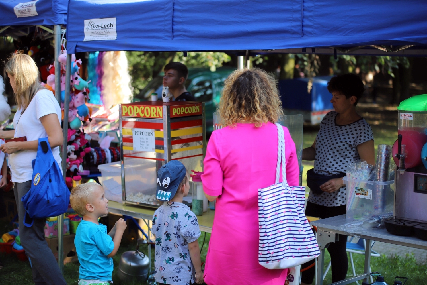 Piknik rodzinny odbył się pod kutnowską biblioteka w parku Traugutta