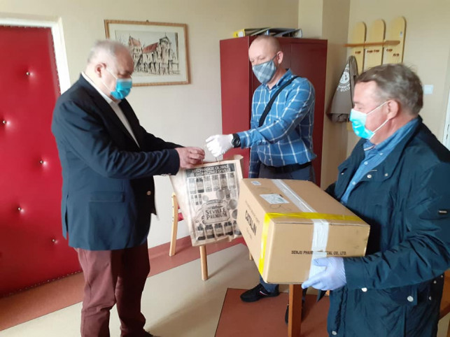 [ZDJĘCIA] Koła łowieckie walczą z koronawirusem. Prezesowi kutnowskiego szpitala wręczyli kilkaset... - Zdjęcie główne